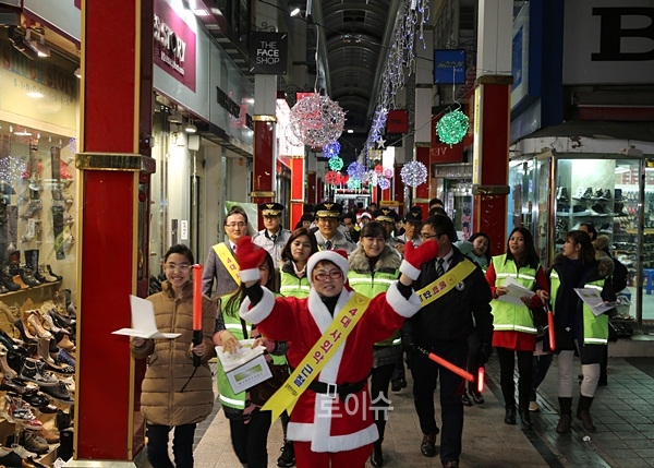 ▲자율방범대·여성명예소장·외국인명예경찰대와함께로데오거리를순찰하고있다.