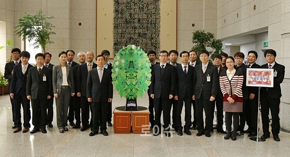 ▲법원청사2층로비에사랑나무를설치하고기념촬영(사랑나무왼쪽이윤인태법원장).(사진제공=부산지법)