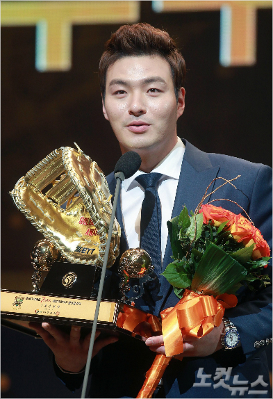 9일오후서울삼성동코엑스오디토리움에서열린2014골든글러브시상식에서골든글로브1루수부문에선정된넥센히어로즈박병호가소감을말하고있다.박종민기자