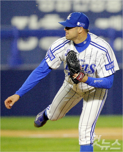 10일저녁서울목동야구장에서열린2014한국야쿠르트세븐프로야구한국시리즈5차전넥센히어로즈와삼성라이온즈의경기에서삼성선발벤덴헐크가역투하고있다.박종민기자