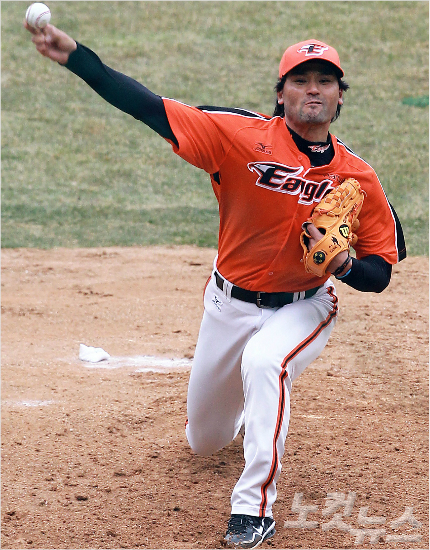 '꿈에그리던고국마운드'2012년고향팀한화유니폼을입고한국프로야구무대에서힘차게공을뿌리는박찬호의모습.(자료사진=황진환기자)