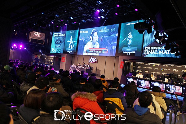 지난 19일 펼쳐진 KDL 시즌4 결승전이 알 수 없는 이유로 지연되면서 5세트가 다음날 진행되는 초유의 사태가 발생했다.