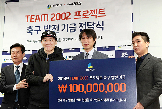 한국 OB축구회 김정남 회장, 신영록 씨, TEAM 2002 홍명보 대표, 넥슨 박정무 피파온라인3 팀장.