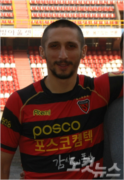 포항스틸러스, '세르비아 특급' 라자르와 입단계약