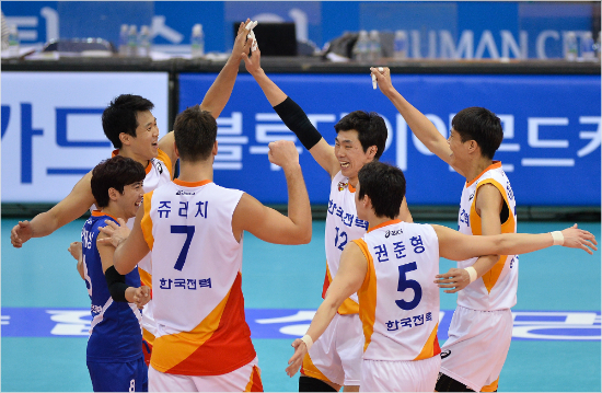 '만년꼴찌'이미지를확실하게벗은한국전력은올시즌일정의절반을소화한현재18경기에서10승을수확해프로출범후한시즌역대최다승(18승)기록경신에도전할수있게됐다.(자료사진=한국전력빅스톰)