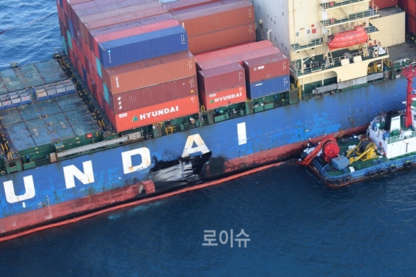 ▲다나오스쉬핑사는부산해양안전서와협력해현재방제작업에총력을기울이고있다.(사진제공=부산해양경비안전서)