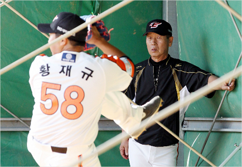 ▲올시즌내내많은이야깃거리를제공했던'말띠스타의최고봉'김성근감독.올해보다내년이더기대되는인사이기도하다.사진│한화이글스