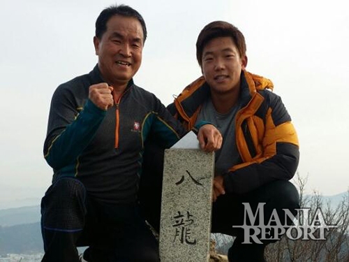 ▲창원에서개인훈련중인김창혁(사진우).아버지김만석씨(사진좌)는아들의영원한후원자역할을자임하고있다.사진│김창혁제공