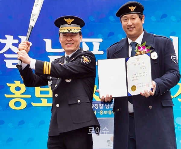 ▲권기선부산경찰청장이야구선수이대호를홍보대사로위촉하고포즈를취하고있다.(사진제공=부산경찰청)