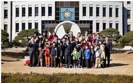 ▲부산한부모지원단체연합회임원및자녀들이기념촬영을하고있다.