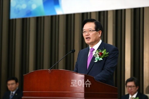 ▲정의화의장은2일국회시무식행사를갖고국회사무처공무원에게인사말을하고있다(사진=의원실)