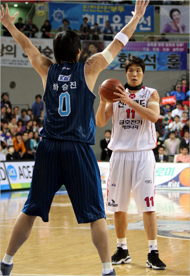 '크긴크구나'지난2009년플레이오프에서당시전자랜드소속이던서장훈이하승진과맞붙었던모습.(자료사진=KBL)