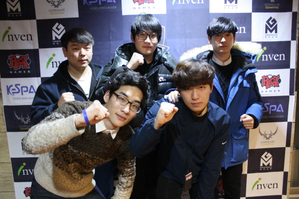 1월3일 대전 동구 대동 아지트 PC방에서 열린 2015 리그 오브 레전드 대학생 배틀 충청 지역 대표 선발전에서 한남대학교 '한남대대표' 팀이 10번 시드로 본선 진출에 성공했다. 사진 왼쪽 위부터 시계 방향으로 김종국, 백운천, 곽도훈, 김진서, 차승건.