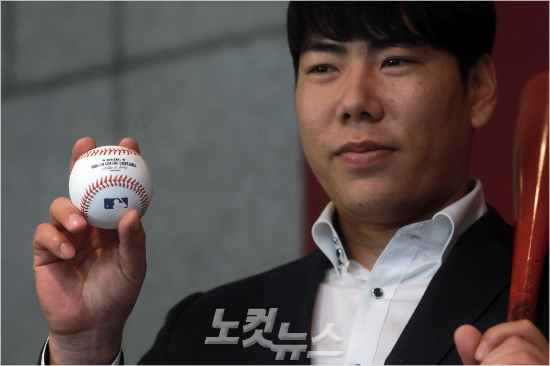 '나없으면힘들걸?'넥센거포유격수강정호가메이저리그로빠지는공백이나머지선수들의성적에어떤영향을미칠지도관심이다.사진은지난달21일메이저리그진출기자회견때포즈를취한모습.(자료사진=황진환기자)
