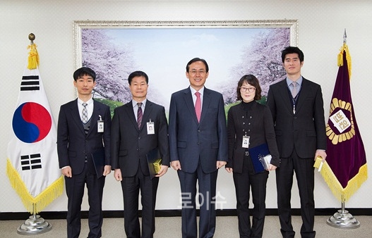 ▲박흥대고법원장(가운데)과우수공무원들이기념촬영.(사진제공=부산고법)