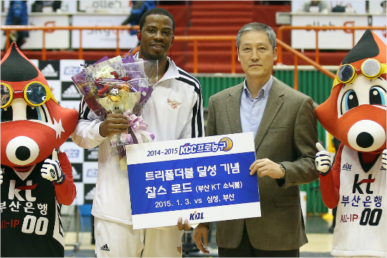 '이거한번더받을수있었는데...'kt찰스로드(왼쪽)가5일모비스와홈경기에앞서이성훈KBL이사로부터3일삼성전에서세운트리플더블에대한기념상을받고있다.(부산=KBL)