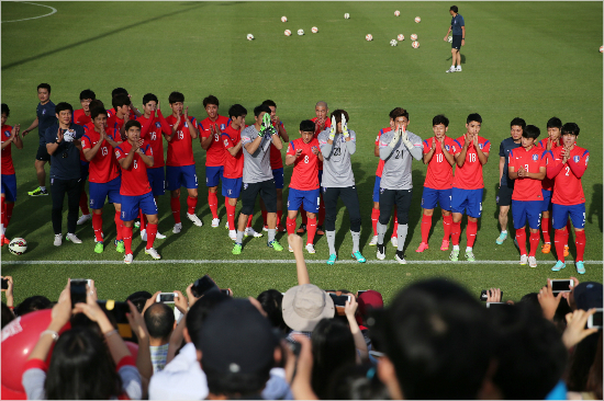 2015호주아시안컵개막을앞둔축구대표팀은현지교민500여명과함께공개훈련을소화하며55년만의우승각오를다졌다.(자료사진=대한축구협회)