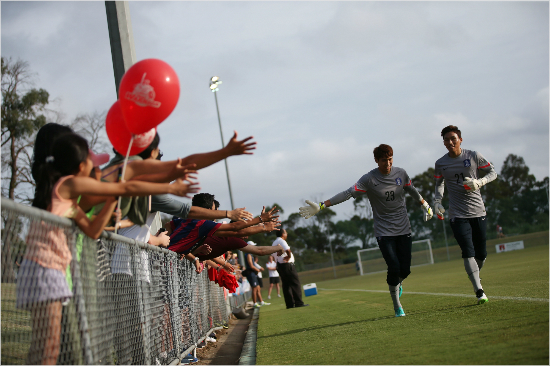 대표팀선수들은호주현지교민의열렬한응원과함께55년만의우승도전을시작했다.(자료사진=대한축구협회)