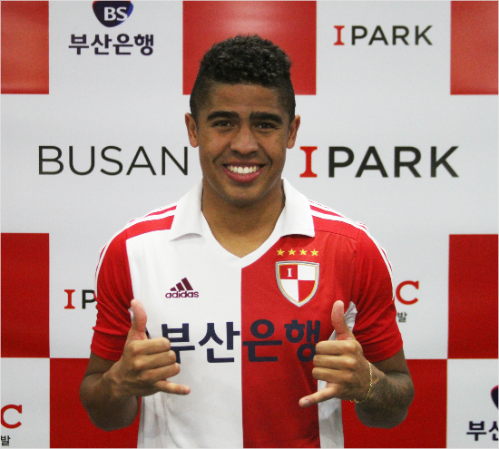 윤성효부산감독은지난2011년수원재임당시영입했던브라질20세이하대표팀출신공격수베르손을다시데려왔다.(자료사진=부산아이파크)