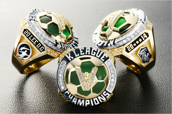 2014K리그클래식에서우승한전북은K리그클럽최초로우승기념반지를제작해코칭스태프와선수단에지급했다.(자료사진=전북현대모터스)