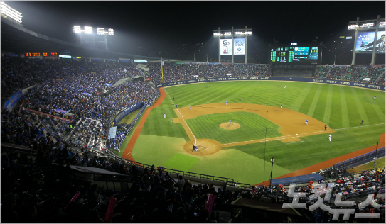 11일저녁서울잠실야구장을찾은관중들이2014한국야쿠르트세븐프로야구한국시리즈6차전넥센과삼성의경기를관람하고있다.박종민기자