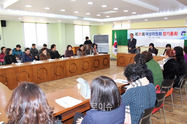 ▲윤진화한국법무공단부산지부장이여성위원회정기총회에서인사말을하고있다.(사진제공=한국법무공단부산지부)