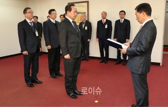 ▲윤인태부산법원장이집행관들에게임명장을수여하고있다.(사진제공=부산지법)