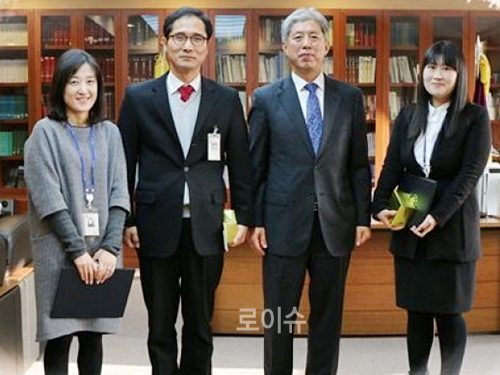 ▲최인석부산가정법원장(사진우측2번째)이모범직원및우수공무원과기념촬영.(사진제공=부산가정법원)