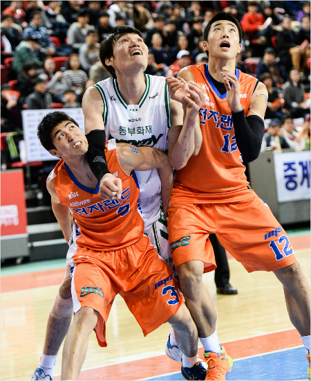 '전쟁이야'동부김주성(가운데)이6일인천경기에서정효근(오른쪽)등전자랜드선수들과리바운드를잡기위해치열한몸싸움을펼치고있다.(인천=KBL)