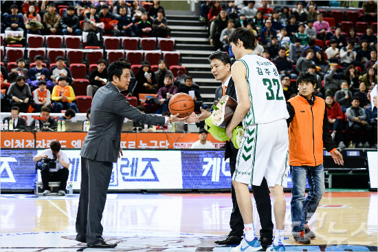 KBL정규리그리바운드2위로도약한동부김주성(사진오른쪽)에게공인구를전달하는상대팀전자랜드의유도훈감독(사진제공/KBL)