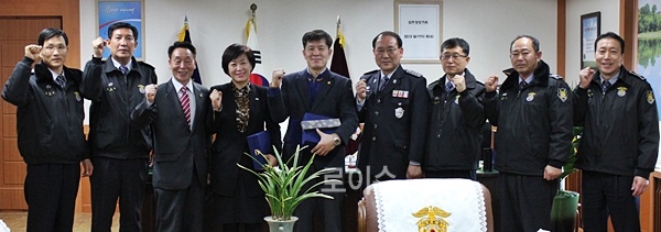 ▲진주교도소소장및직원들이수상자들과기념촬영을하며파이팅을외치고있다.(사진제공=진주교도소)