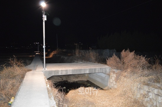 ▲청소년들이보행로로사용하는범죄취약지역인농로에가로등4기를설치해범죄예방에기여하고있다.(사진제공=창원지검통영지청)