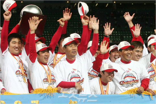 '그때가좋았지'김성근감독(가운데)이2007년SK시절두산을꺾고한국시리즈정상에오른뒤이진영,정근우,박재상,이만수당시수석코치,나주환등선수단과함께팬들환호에답하고있다.(자료사진)