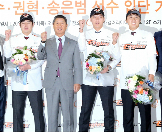 '올해새팀에서잘해보자!'한화는김성근감독을비롯해지난시즌뒤FA시장에서배영수와권혁,송은범(오른쪽부터)등투수들을대폭보강했다.사진은지난달FA입단식에서파이팅을다짐하는모습.(자료사진=한화)