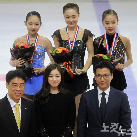 '언니,이제우리가할게요'최다빈과박소연,안소현등9일서울목동아이스링크에서열린'KB금융코리아피겨스케이팅챔피언십'여자싱글입상자들이김재열대한빙상경기연맹회장,피겨여왕김연아(왼쪽위부터시계방향)등시상자들과함께기념촬영을하고있다.(사진=박종민기자)