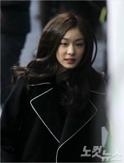 '얘들아,내뒤를이어줘'김연아가9일서울목동아이스링크에서열린KB금융코리아피겨스케이팅챔피언십에서시상을위해이동하고있다.(사진=박종민기자)