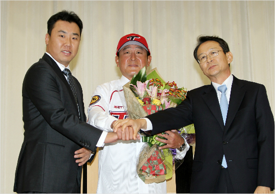 '다시시작해보자!'최근3년연속가을야구에서소외됐던KIA는김기태감독부임으로팀분위기쇄신과변화를꾀하고있다.사진은지난해11월김감독이취임식에서주장이범호(왼쪽),허영택단장(오른쪽)과손을맞잡고2015시즌도약을다짐하는모습.(자료사진=KIA)