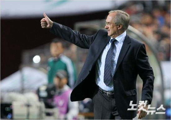 울리슈틸리케감독이이끄는축구대표팀은오만과2015호주아시안컵조별예선1차전을승리하며55년만의우승도전을시작했다.박종민기자