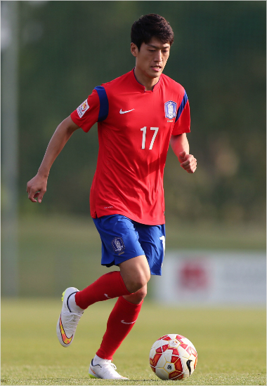 '슈틸리케호'의핵심구성원인이청용은2015호주아시안컵첫경기인오만과조별예선1차전에서상대선수의거친태클에과거부상부위인오른쪽정강이에가벼운부상을당했다(자료사진=대한축구협회)