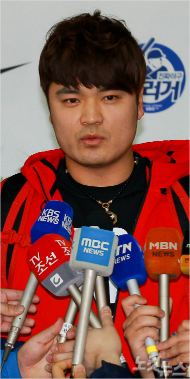 국내일정을마치고미국으로돌아가는텍사스레인저스추신수가15일오후인천국제공항에서출국에앞서기자회견을갖고있다.(자료사진)