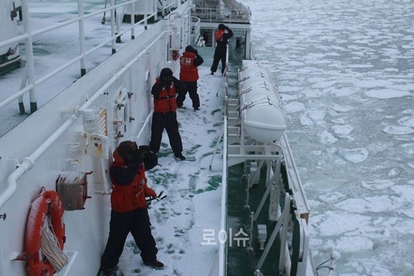 ▲5천톤급경비함정5001함대원들이유빙주변을견시하고있다.(사진제공=남해해양경비안전본부)