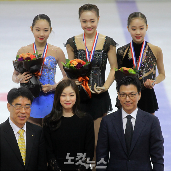 최다빈과박소연,안소현등9일서울목동아이스링크에서열린'KB금융코리아피겨스케이팅챔피언십'여자싱글입상자들이김재열대한빙상경기연맹회장,피겨여왕김연아(왼쪽위부터시계방향)등시상자들과함께기념촬영을하고있는모습.(사진=박종민기자)