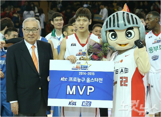 '제가못받을상을받은건가요'SK김선형(가운데)이11일프로농구올스타전에서시니어매직팀에대한주니어드림팀의승리를이끈뒤MVP로선정돼김영기KBL총재(왼쪽)등과함께기념촬영을하고있는모습.오른쪽은아쉽게MVP투표2위에오른모비스리카르드라틀리프.(자료사진=KBL)