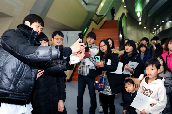 '제가찍을게요'김선형이11일프로농구올스타전에앞서사진촬영을요청한팬의휴대전화로직접촬영을하고있는모습.(자료사진=KBL)