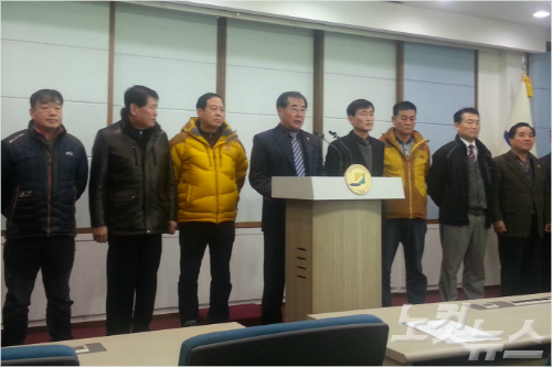 아이스하키경기장원주유치원주시범시민대책위원회임원들이12일강원도청브리핑룸에서기자회견을열어남자아이스하키경기장원주재배치를촉구하고있다.