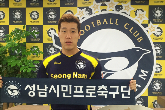 태국프리미어리그에서활약하던성남유스출신중앙수비수김태윤은3시즌만에친정팀으로복귀했다.(자료사진=성남FC)