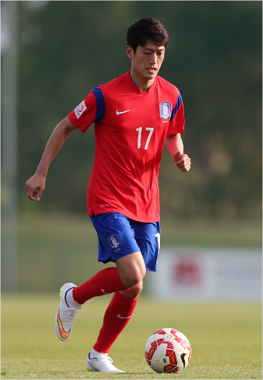 오만과2015호주아시안컵조별예선1차전에서상대선수의거친태클에쓰러졌던이청용은정밀진단결과정강이뼈실금이발견돼남은경기출전이불가능해졌다.(자료사진=대한축구협회)