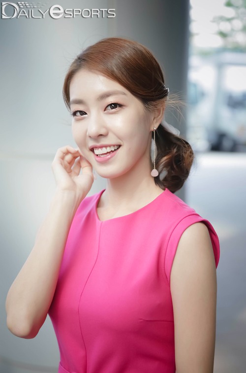 "I want to be able to reach out to the fans better through LoL" Eun-jung Cho