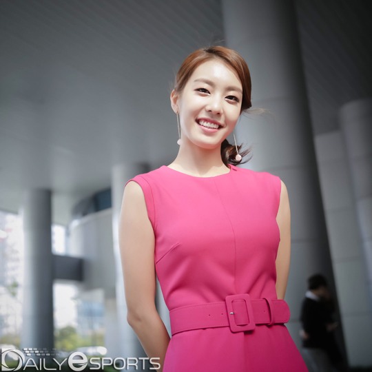 "I want to be able to reach out to the fans better through LoL" Eun-jung Cho