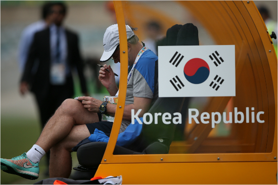 울리슈틸리케감독을승리를하고도고민이컸던캔버라에서의조별예선2경기를마치고개최국호주와마지막승부를위해브리즈번으로이동한다.(자료사진=대한축구협회)